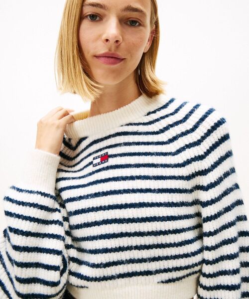 tommy jeans(トミー ジーンズ)の「クロップドバッジセーター(ニット/セーター・レディース・ホワイト×ネイビー・MEDIUM/SMALL/X-SMALL)」の3枚目の写真