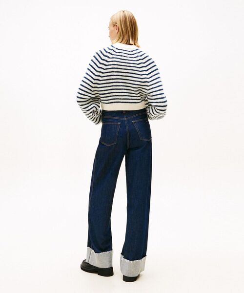 tommy jeans(トミー ジーンズ)の「クロップドバッジセーター(ニット/セーター・レディース・ホワイト×ネイビー・MEDIUM/SMALL/X-SMALL)」の5枚目の写真