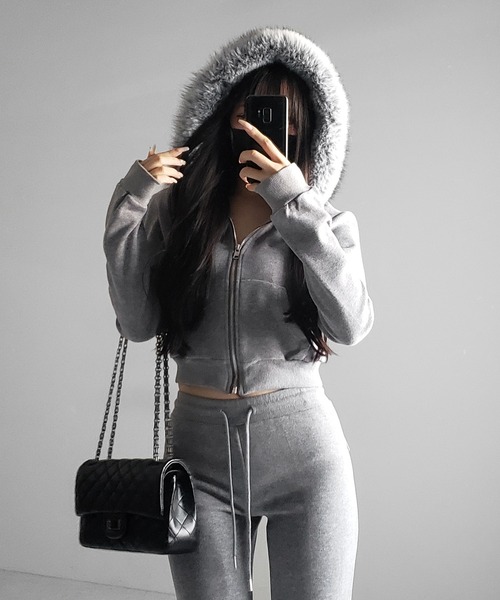 me+em select(ミームセレクト)の「【 セットアップ 】ファーフードショートパーカー&スウェットフレアパンツ / Fur short hoodie & sweat flare pants SETUP(セットアップ・レディース・ブラック/グレー・FREE)」の4枚目の写真