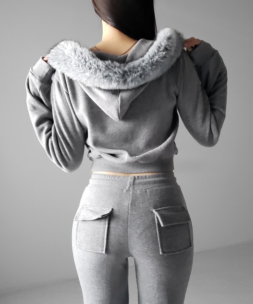 me+em select(ミームセレクト)の「【 セットアップ 】ファーフードショートパーカー&スウェットフレアパンツ / Fur short hoodie & sweat flare pants SETUP(セットアップ・レディース・ブラック/グレー・FREE)」の7枚目の写真