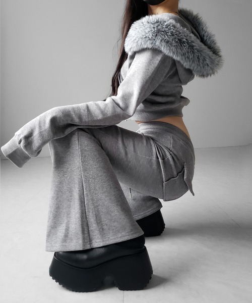 me+em select(ミームセレクト)の「【 セットアップ 】ファーフードショートパーカー&スウェットフレアパンツ / Fur short hoodie & sweat flare pants SETUP(セットアップ・レディース・ブラック/グレー・FREE)」の11枚目の写真