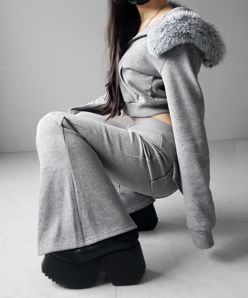 me+em select(ミームセレクト)の「【 セットアップ 】ファーフードショートパーカー&スウェットフレアパンツ / Fur short hoodie & sweat flare pants SETUP(セットアップ・レディース・ブラック/グレー・FREE)」の12枚目の写真