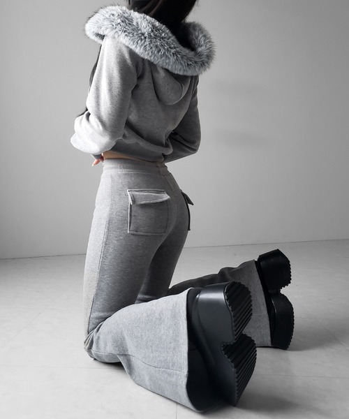 me+em select(ミームセレクト)の「【 セットアップ 】ファーフードショートパーカー&スウェットフレアパンツ / Fur short hoodie & sweat flare pants SETUP(セットアップ・レディース・ブラック/グレー・FREE)」の13枚目の写真