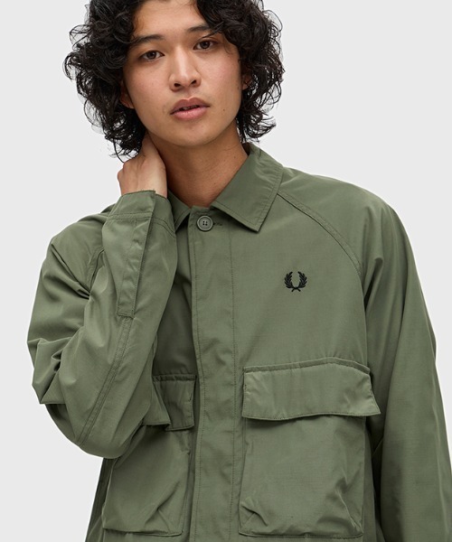 FRED PERRY(フレッドペリー)の「Raglan Utility Overshirt/ラグランユーティリティーオーバーシャツ(シャツ/ブラウス・メンズ・ブラック/カーキ・M/L)」の1枚目の写真