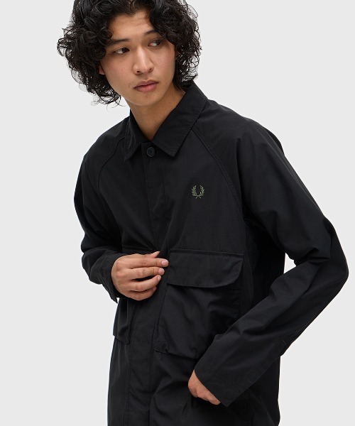 FRED PERRY(フレッドペリー)の「Raglan Utility Overshirt/ラグランユーティリティーオーバーシャツ(シャツ/ブラウス・メンズ・ブラック/カーキ・M/L)」の2枚目の写真