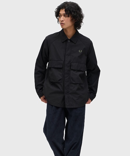 FRED PERRY(フレッドペリー)の「Raglan Utility Overshirt/ラグランユーティリティーオーバーシャツ(シャツ/ブラウス・メンズ・ブラック/カーキ・M/L)」の6枚目の写真