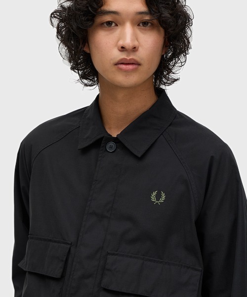 FRED PERRY(フレッドペリー)の「Raglan Utility Overshirt/ラグランユーティリティーオーバーシャツ(シャツ/ブラウス・メンズ・ブラック/カーキ・M/L)」の7枚目の写真
