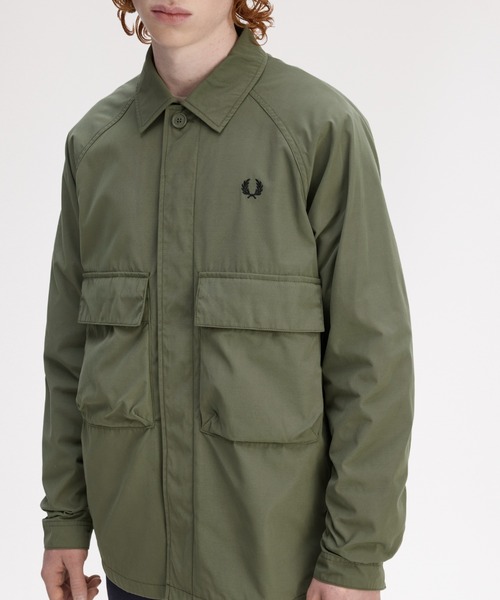 FRED PERRY(フレッドペリー)の「Raglan Utility Overshirt/ラグランユーティリティーオーバーシャツ(シャツ/ブラウス・メンズ・ブラック/カーキ・M/L)」の3枚目の写真