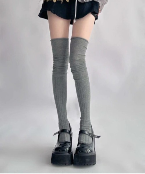 Vini(ヴィニ)の「ルーズシルエット ニーハイソックス(ソックス/靴下・レディース・テラコッタ/アイボリー/ブラック/ホワイト/グレー・FREE)」の4枚目の写真