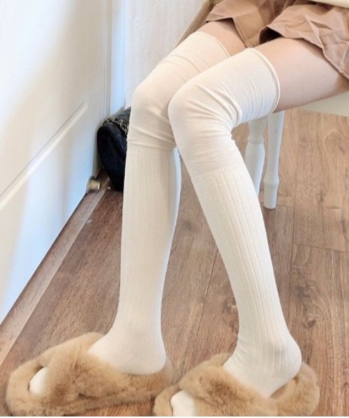 Vini(ヴィニ)の「ルーズシルエット ニーハイソックス(ソックス/靴下・レディース・テラコッタ/アイボリー/ブラック/ホワイト/グレー・FREE)」の2枚目の写真