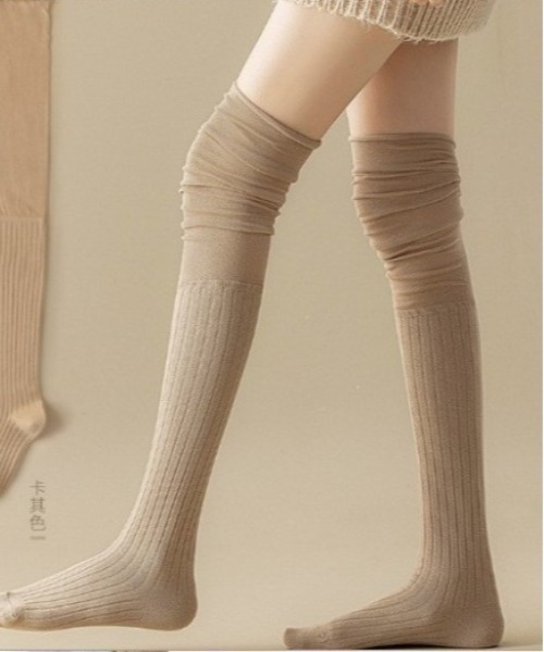 Vini(ヴィニ)の「ルーズシルエット ニーハイソックス(ソックス/靴下・レディース・テラコッタ/アイボリー/ブラック/ホワイト/グレー・FREE)」の5枚目の写真