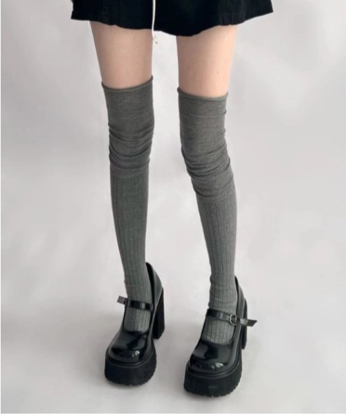 Vini(ヴィニ)の「ルーズシルエット ニーハイソックス(ソックス/靴下・レディース・テラコッタ/アイボリー/ブラック/ホワイト/グレー・FREE)」の14枚目の写真