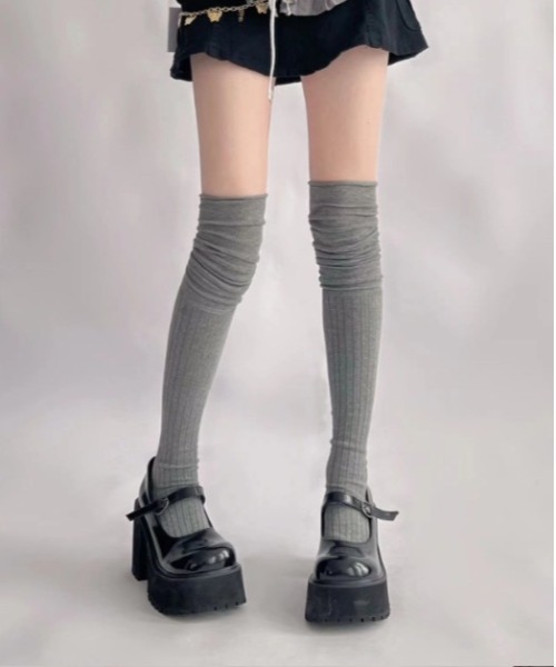 Vini(ヴィニ)の「ルーズシルエット ニーハイソックス(ソックス/靴下・レディース・テラコッタ/アイボリー/ブラック/ホワイト/グレー・FREE)」の15枚目の写真