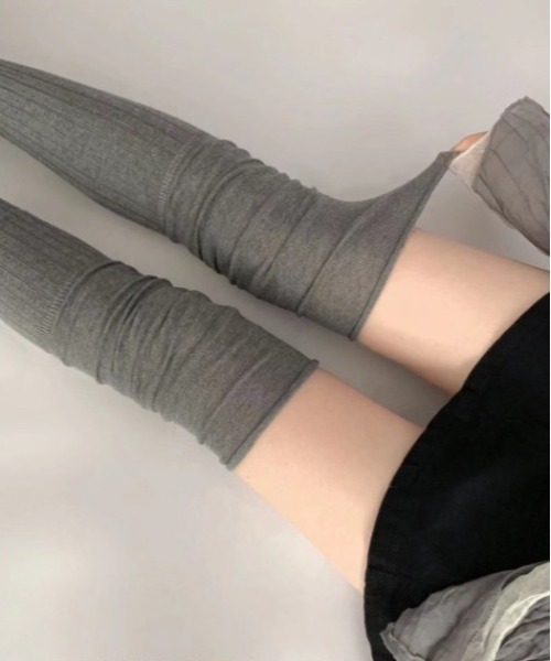 Vini(ヴィニ)の「ルーズシルエット ニーハイソックス(ソックス/靴下・レディース・テラコッタ/アイボリー/ブラック/ホワイト/グレー・FREE)」の17枚目の写真