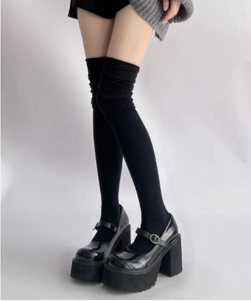 Vini(ヴィニ)の「ルーズシルエット ニーハイソックス(ソックス/靴下・レディース・テラコッタ/アイボリー/ブラック/ホワイト/グレー・FREE)」の19枚目の写真