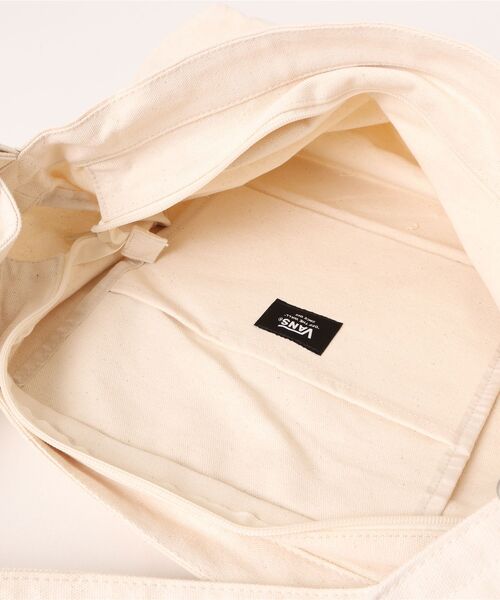 VANS（バンズ）の「VANS ヴァンズ Circle Canvas Shoulder Bag バッグ 125K7190200 ECRU（ボディバッグ/ウエストポーチ・メンズ・ホワイト・FREE）」の4枚目の写真
