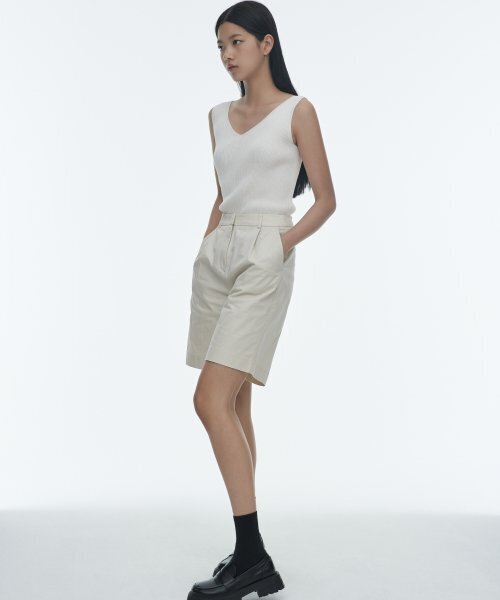 MUSINSA STANDARD WOMAN（ムシンサスタンダードウーマン）の「ウィメンズリブドVネックニットスリーブレストップ[アイボリー]（ニット/セーター・レディース・その他・LARGE/SMALL/MEDIUM/X-SMALL）」の2枚目の写真
