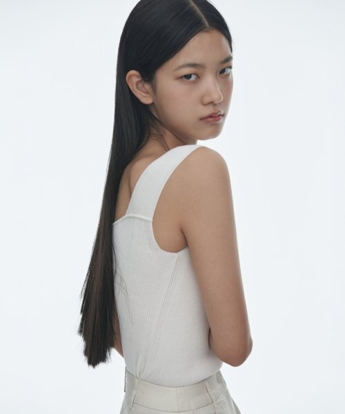 MUSINSA STANDARD WOMAN（ムシンサスタンダードウーマン）の「ウィメンズリブドVネックニットスリーブレストップ[アイボリー]（ニット/セーター・レディース・その他・LARGE/SMALL/MEDIUM/X-SMALL）」の4枚目の写真