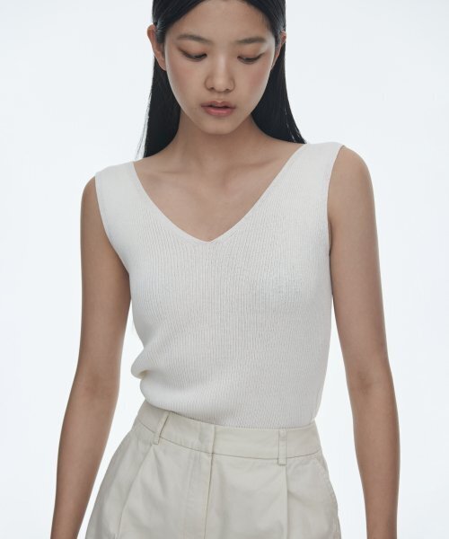 MUSINSA STANDARD WOMAN（ムシンサスタンダードウーマン）の「ウィメンズリブドVネックニットスリーブレストップ[アイボリー]（ニット/セーター・レディース・その他・LARGE/SMALL/MEDIUM/X-SMALL）」の5枚目の写真