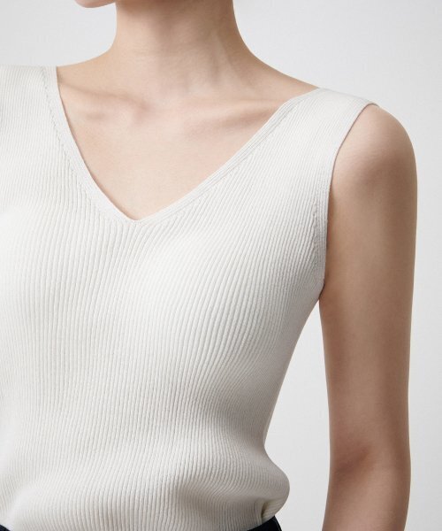 MUSINSA STANDARD WOMAN（ムシンサスタンダードウーマン）の「ウィメンズリブドVネックニットスリーブレストップ[アイボリー]（ニット/セーター・レディース・その他・LARGE/SMALL/MEDIUM/X-SMALL）」の9枚目の写真