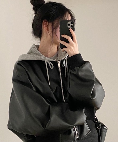 MASHIRO(マシロ)の「【MASHIRO】フード付き合成皮革コンパクトブルゾン(MA/EKW126)(ブルゾン・レディース・ブラック・FREE)」の1枚目の写真