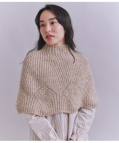 SIPULI(シプリ)の「Cotton Alpaca 木の葉柄ニットケープ(ニット/セーター・レディース・ベージュ/サックスブルー・2)」の1枚目の写真