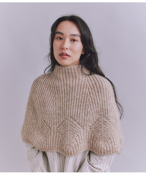 SIPULI(シプリ)の「Cotton Alpaca 木の葉柄ニットケープ(ニット/セーター・レディース・ベージュ/サックスブルー・2)」の6枚目の写真