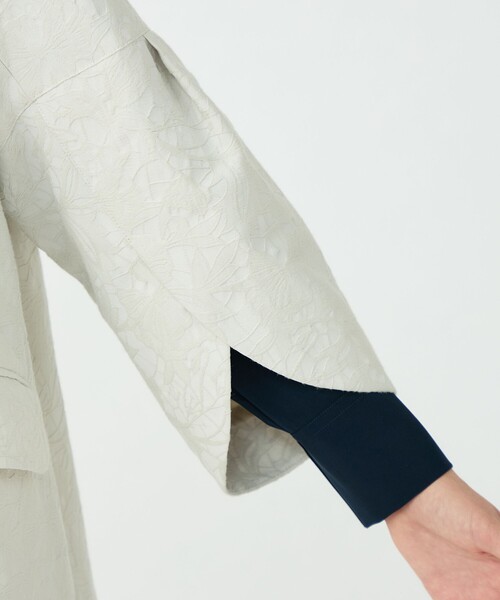 BALLSEY（ボールジィ）の「ボタニカルジャカード トラペーズコート（ノーカラーコート・レディース・ネイビー/ライトグレー・36）」の9枚目の写真