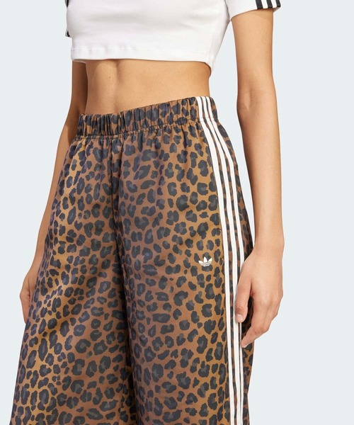 adidas（アディダス）の「adidas Originalsワイドレッグ・サテン・パンツ / アディダスオリジナルス adidas Originals（その他パンツ・レディース・ブラウン/グレー・LARGE/MEDIUM/SMALL/X-SMALL/XX-LARGE/X-LARGE）」の8枚目の写真