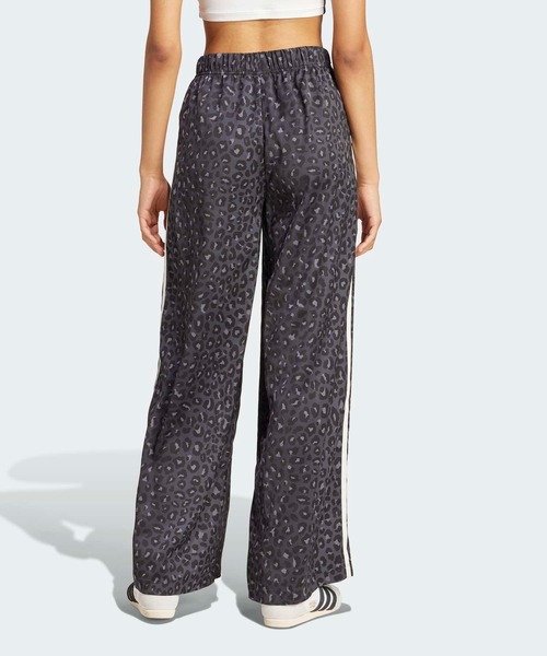 adidas（アディダス）の「adidas Originalsワイドレッグ・サテン・パンツ / アディダスオリジナルス adidas Originals（その他パンツ・レディース・ブラウン/グレー・LARGE/MEDIUM/SMALL/X-SMALL/XX-LARGE/X-LARGE）」の3枚目の写真