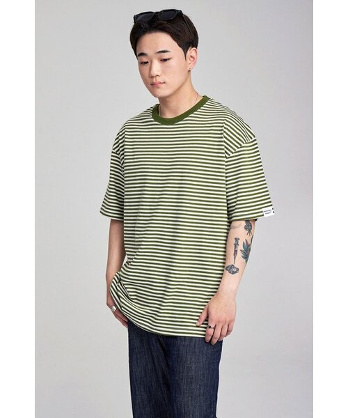 APOSTROPHE COMMA(アポストロフィコンマ)の「スリーブポイントストライプ半袖Tシャツ(カーキ)(Tシャツ/カットソー・メンズ・カーキ・MEDIUM/LARGE)」の3枚目の写真