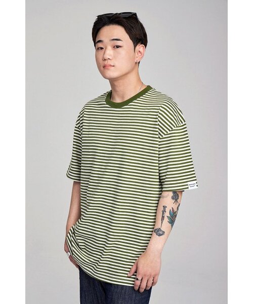 APOSTROPHE COMMA(アポストロフィコンマ)の「スリーブポイントストライプ半袖Tシャツ(カーキ)(Tシャツ/カットソー・メンズ・カーキ・MEDIUM/LARGE)」の4枚目の写真