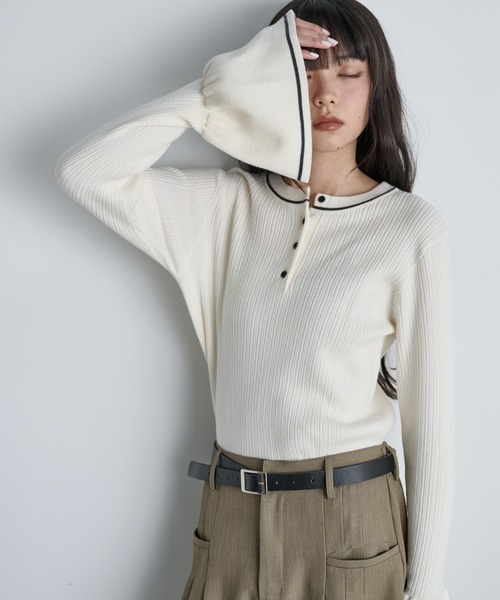 THE YOn(ザヨン)の「【前後2way】コントラストラインフレアカフヘンリーネックリブニットトップス(ニット/セーター・レディース・チャコールグレー/セージグリーン/アイボリー・FREE)」の1枚目の写真