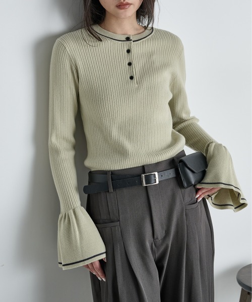 THE YOn(ザヨン)の「【前後2way】コントラストラインフレアカフヘンリーネックリブニットトップス(ニット/セーター・レディース・チャコールグレー/セージグリーン/アイボリー・FREE)」の3枚目の写真