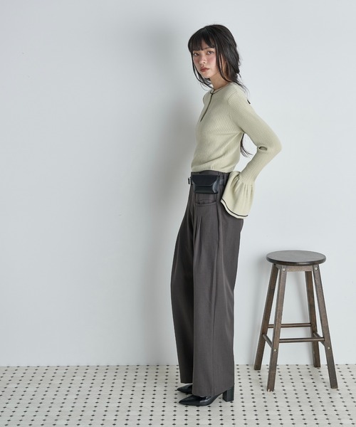 THE YOn(ザヨン)の「【前後2way】コントラストラインフレアカフヘンリーネックリブニットトップス(ニット/セーター・レディース・チャコールグレー/セージグリーン/アイボリー・FREE)」の9枚目の写真