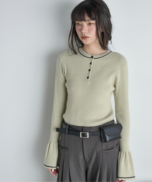 THE YOn(ザヨン)の「【前後2way】コントラストラインフレアカフヘンリーネックリブニットトップス(ニット/セーター・レディース・チャコールグレー/セージグリーン/アイボリー・FREE)」の4枚目の写真