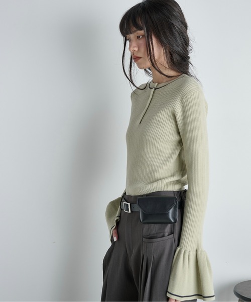 THE YOn(ザヨン)の「【前後2way】コントラストラインフレアカフヘンリーネックリブニットトップス(ニット/セーター・レディース・チャコールグレー/セージグリーン/アイボリー・FREE)」の5枚目の写真