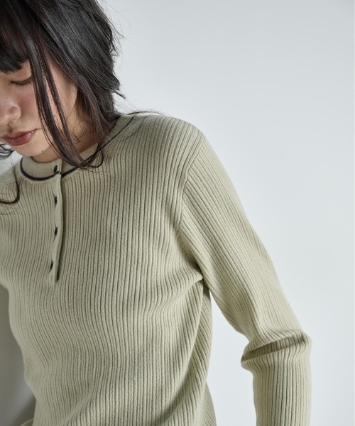THE YOn(ザヨン)の「【前後2way】コントラストラインフレアカフヘンリーネックリブニットトップス(ニット/セーター・レディース・チャコールグレー/セージグリーン/アイボリー・FREE)」の7枚目の写真