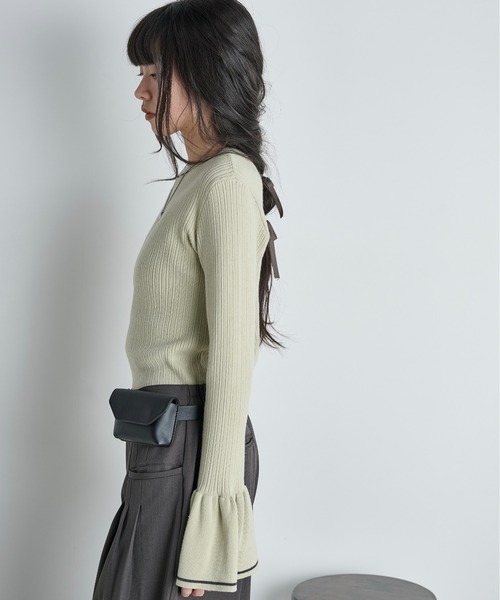 THE YOn(ザヨン)の「【前後2way】コントラストラインフレアカフヘンリーネックリブニットトップス(ニット/セーター・レディース・チャコールグレー/セージグリーン/アイボリー・FREE)」の13枚目の写真
