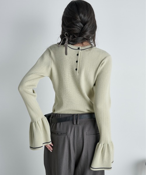 THE YOn(ザヨン)の「【前後2way】コントラストラインフレアカフヘンリーネックリブニットトップス(ニット/セーター・レディース・チャコールグレー/セージグリーン/アイボリー・FREE)」の14枚目の写真