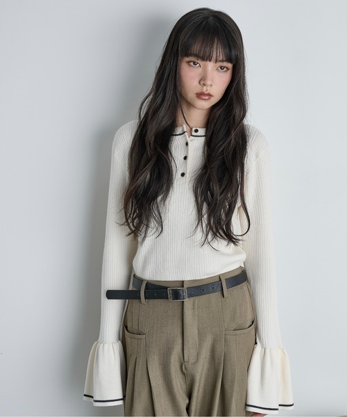 THE YOn(ザヨン)の「【前後2way】コントラストラインフレアカフヘンリーネックリブニットトップス(ニット/セーター・レディース・チャコールグレー/セージグリーン/アイボリー・FREE)」の15枚目の写真