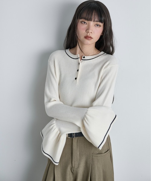 THE YOn(ザヨン)の「【前後2way】コントラストラインフレアカフヘンリーネックリブニットトップス(ニット/セーター・レディース・チャコールグレー/セージグリーン/アイボリー・FREE)」の16枚目の写真