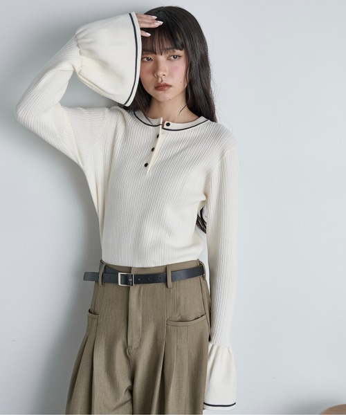 THE YOn(ザヨン)の「【前後2way】コントラストラインフレアカフヘンリーネックリブニットトップス(ニット/セーター・レディース・チャコールグレー/セージグリーン/アイボリー・FREE)」の17枚目の写真