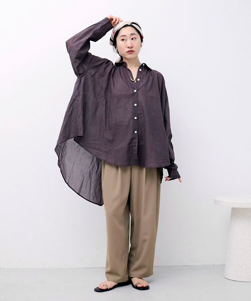 le.coeur blanc（ルクールブラン）の「《WEB限定アイテム》バックギャザーオーバーシャツ（シャツ/ブラウス・レディース・サックスブルー/アイボリー/チャコールグレー/ベージュ・38）」の2枚目の写真