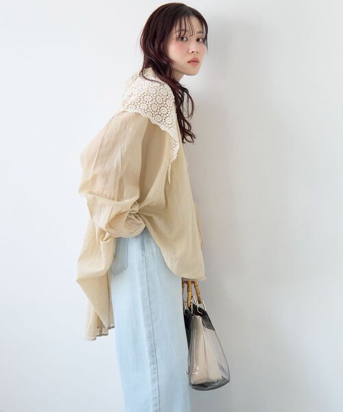 le.coeur blanc（ルクールブラン）の「《WEB限定アイテム》バックギャザーオーバーシャツ（シャツ/ブラウス・レディース・サックスブルー/アイボリー/チャコールグレー/ベージュ・38）」の6枚目の写真