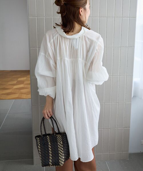 le.coeur blanc(ルクールブラン)の「《WEB限定アイテム》バックギャザーオーバーシャツ(シャツ/ブラウス・レディース・サックスブルー/アイボリー/チャコールグレー/ベージュ・38)」の19枚目の写真