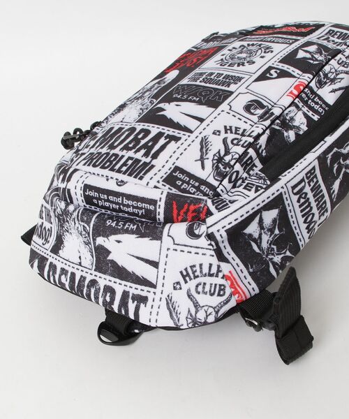 JANSPORT（ジャンスポーツ）の「【JANSPORT】JANSPORT X STRANGER THINGS MOVE SLING HAWKINS POST - HAWKINS POST（ボディバッグ/ウエストポーチ・メンズ・マルチ・FREE）」の3枚目の写真