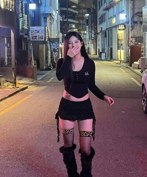 MUCENT(ムセント)の「ハリングシグネチャーロゴスナップボタンUネッククルーニットTシャツ(4カラー)(Tシャツ/カットソー・レディース・ホワイト/ブラック/グレー/チャコール・FREE)」の20枚目の写真