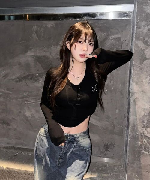 MUCENT(ムセント)の「ハリングシグネチャーロゴスナップボタンUネッククルーニットTシャツ(4カラー)(Tシャツ/カットソー・レディース・ホワイト/ブラック/グレー/チャコール・FREE)」の14枚目の写真