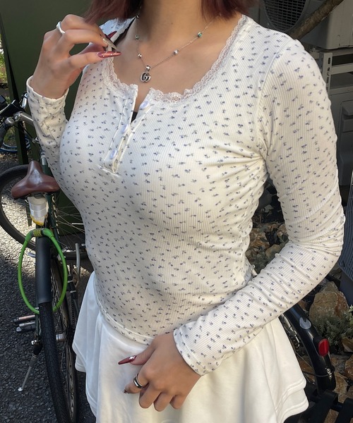 ROGER AND RAW（ロジャーアンドロウ）の「[カップ付き]フローラルプリントネックレースロンT（Tシャツ/カットソー・レディース・ブラック/ホワイト/ベージュ・FREE）」の2枚目の写真